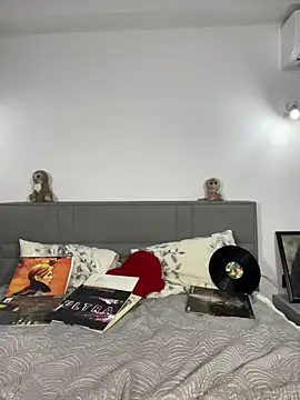 CurlyLara live sex cam