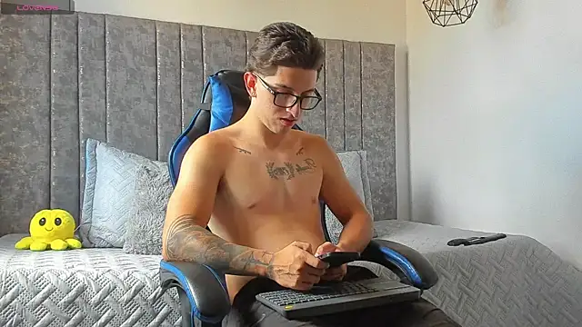 Calvin_Hunter webcam