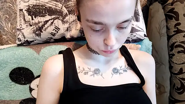CaraDelevingnee webcam