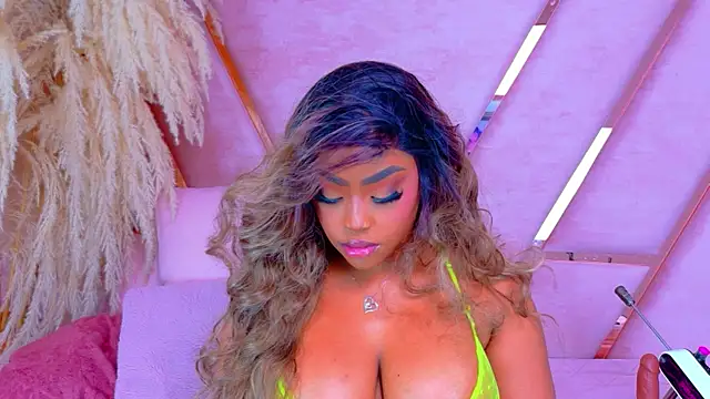 TiannahGlow live cam on StripChat