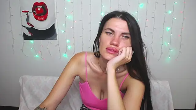 MilaLoona webcam