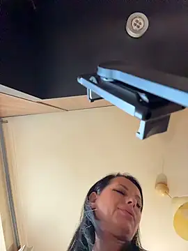Hotmomcheckk_ webcam