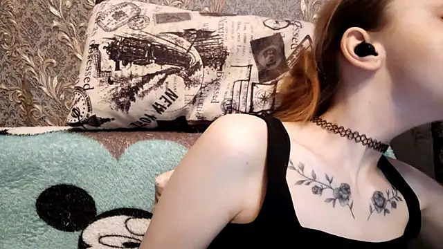 CaraDelevingnee webcam