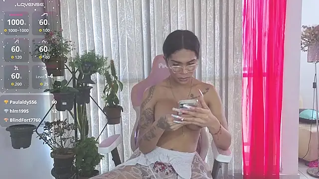 Queen_Morena live cam on StripChat