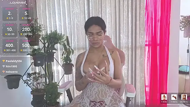 Queen_Morena live cam on StripChat
