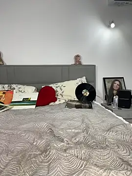CurlyLara live sex cam