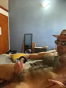 HairybutHorny live cam on StripChat