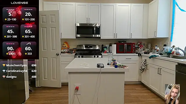Blondiewithanass webcam