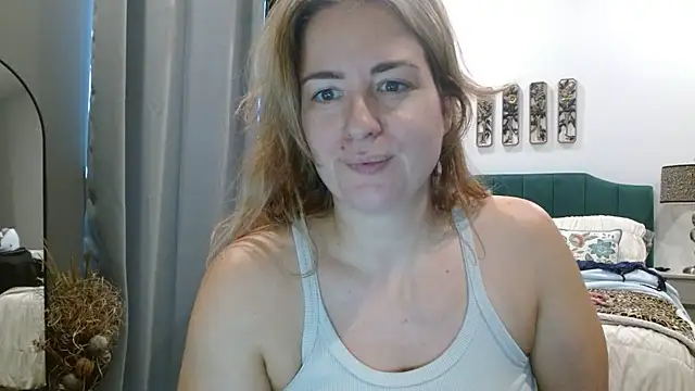 HazelSkyesChat webcam