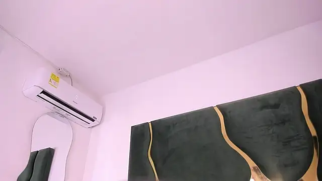 Mila_petiteasm webcam