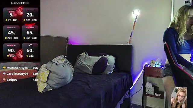 Blondiewithanass webcam