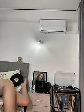 CurlyLara webcam