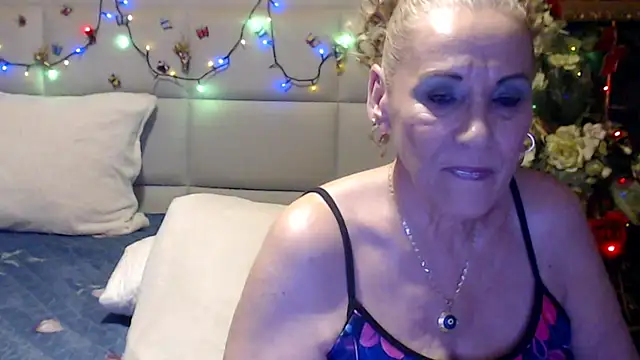HappyWomanOn webcam