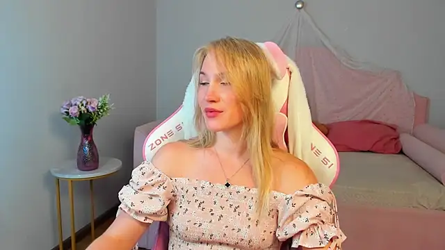 ElaraVoltage live cam on StripChat
