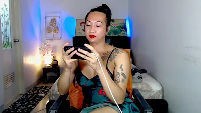 LovelyQueen69 webcam