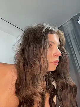 CurlyLara webcam