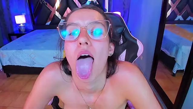 Linda4Petite webcam