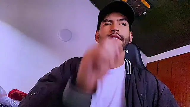 Lucius_Noal webcam