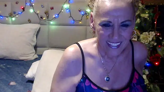 HappyWomanOn live cam on StripChat