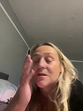 Blondnboujee53 webcam