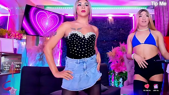 Queens_Wonders_Blonders webcam