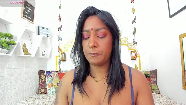 LadyNahir webcam