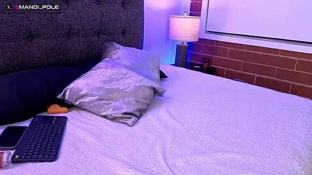 mandi4pole_ live cam on StripChat