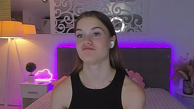 LuisaClover live cam on StripChat