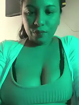francesca_ferrari (F young) - Play tits in public bar