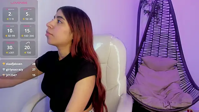 lunitaa18 live cam on StripChat