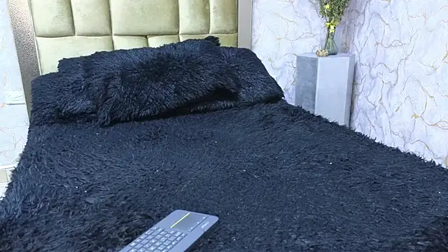 Live webcamthumbnail van ximenawilliamss met #girls en #hd