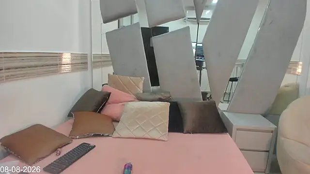 NahomiDeluxe webcam
