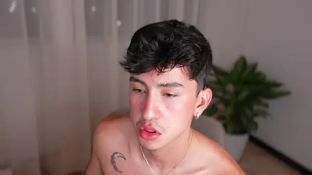 sweettaaron01 webcam