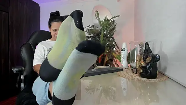 amaia_bushida (F young) - completely wet my leggins with water