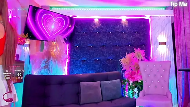 Queens_Wonders_Blonders webcam