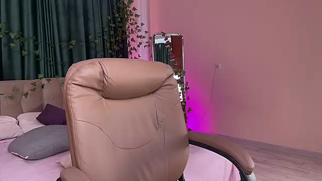 Love_is_Lola webcam