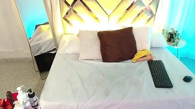 MilaMonroeX webcam