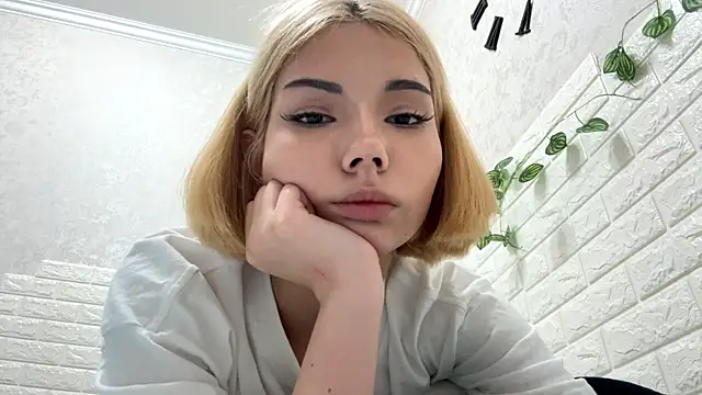 HolliMalory webcam