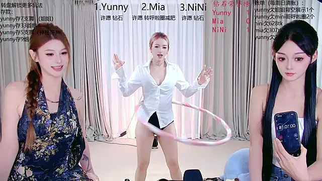 MiNi-U live cam on StripChat