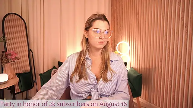LucreciaStorm webcam