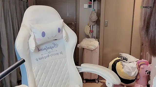 Makinghappymyself_ webcam