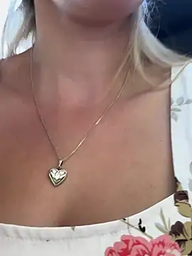 YOOUR_EVAA live sex cam