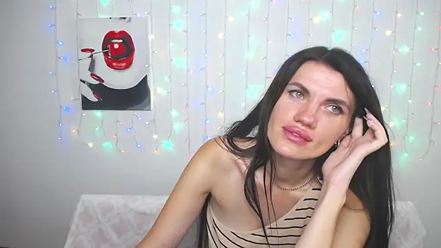 MilaLoona webcam
