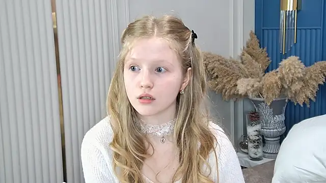 lilianhowards (F teen) - rub pussy through pantt 4 minutes