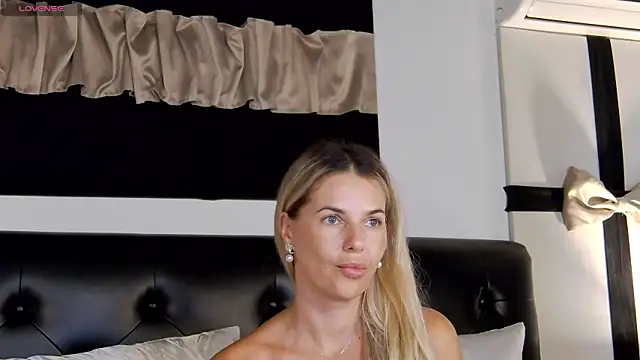valerienicolle (F milf) - Sexy dance, Striptease and Play 10 min