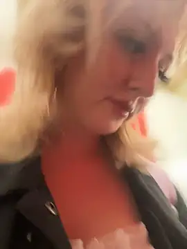 RonnieKiss live cam on StripChat