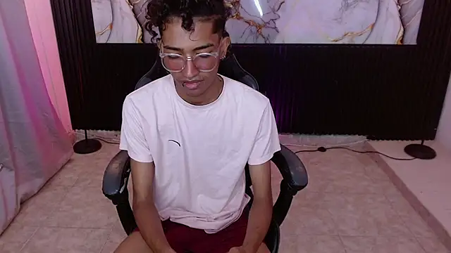 triiangel_latinboy live cam on StripChat