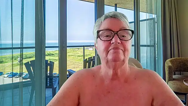 Mystery-Grandmother webcam