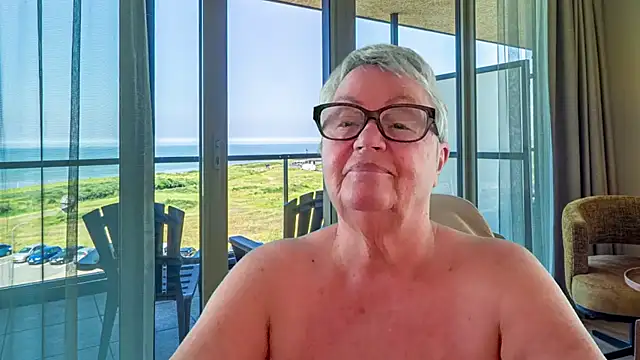 Mystery-Grandmother webcam