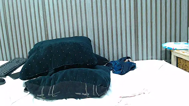 ROYALASS25 webcam